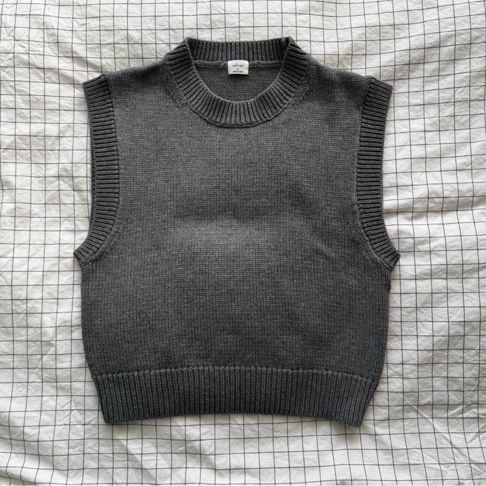 Aritzia Sleeveless Crewneck Sweater Vest in Charcoal Gray
